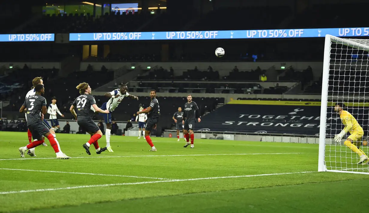 Pemain Tottenham Hotspur, Moussa Sissoko, mencetak gol ke gawang Brentford pada laga Piala Liga Inggris, di London, Rabu (06/01/2021). Spurs menang dengan skor 2-0. (Glyn Kirk/Pool via AP)
