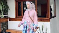 Tampil Kasual dan Modis dengan Paduan Hijab, Tunik Panjang dan Jeans. foto: Instagram @dewi_melki