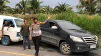 Kasat Lantas Kampar AKP Viola Dwi Anggraeni berusaha mengurai kemacetan di jalan lintas Kabupaten Kampar. (Liputan6.com/M Syukur)