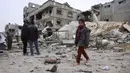 Sebagai informasi, serangan ini terjadi hanya tiga hari setelah Israel membuka kembali perbatasan Rafah dengan Mesir. Tampak dalam foto, warga Palestina yang mengungsi memeriksa kerusakan setelah pesawat Israel menargetkan sebuah rumah berlantai lima tadi malam, di Khan Yunis, Jalur Gaza selatan, pada Kamis 6 Februari 2026. (Bashar Taleb/AFP)