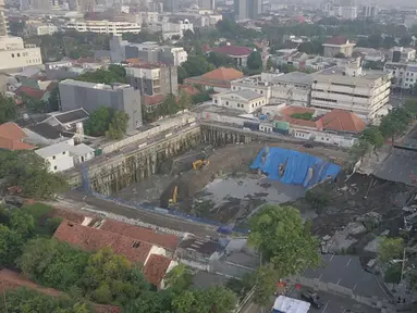 Foto aerial kondisi tanah di Jalan Raya Gubeng, Surabaya, Jawa Timur, Rabu (19/12). Jalan raya tersebut amblas sedalam sekitar 20 meter dengan lebar 30 meter pada Selasa malam. (Liputan6.com/Pool/FB Dishub Kota Surabaya)