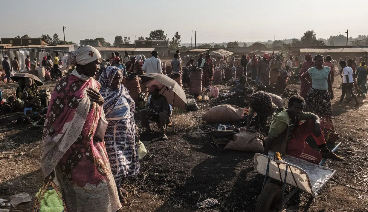 Aktivitas warga di pasar lokal Kota Asosa, Ethiopia, Rabu (25/12/2019). (EDUARDO SOTERAS/AFP)