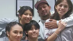 Meskipun Wulan dan Adilla sudah bercerai, mereka tetap menjaga hubungan baik demi anak-anak. Dalam perayaan ini, keduanya terlihat akur dan kompak. Kebersamaan mereka menciptakan momen spesial bagi Alric, yang juga dihadiri oleh Shaloom Razade dan London Abigail. (Liputan6.com/IG/@adilladimitrihardjanto)