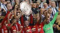 Para pemain Manchester United mengangkat trofi juara saat mengalahkan Leicester City 2-1 pada ajang Community Shield di Stadion Wembley stadium, London, Minggu (7/8/2016). (AP Photo/Frank Augstein)