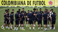 Pelatih Brasil, Tite, memberikan arahan kepada anak asuhnya saat memimpin sesi latihan jelang laga kualifikasi piala dunia 2018 di Barranquilla, Kolombia, Senin (4/9/2017). Brasil akan berhadapan dengan Kolombia. (AP/Fernando Vergara)