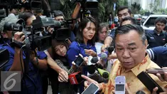 Ketua Fraksi PPP Hasrul Azwar memberikan keterangan pers saat mendatangi Polda Metro Jaya, Jakarta, Selasa (1/3). Kedatangannya hasrul untuk menemui Fanny Safriansyah alias Ivan Haz yang terjerat kasus penganiayaan pembantu. (Liputan6.com/Johan Tallo)