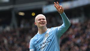 Erling Haaland merayakan gol hattricknya, yakni gol keempat Manchester City saat menghadapi Liverpool di perempat final Piala FA di Etihad Stadium, Sabtu, 4 April 2026. (AFP/Darren Staples)