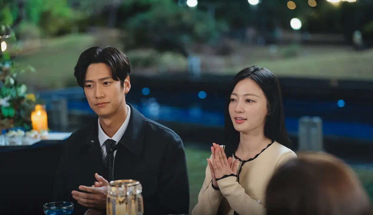 Selain itu, Yoo Ji Hyuk menjaga Kang Ji Won dari jarak jauh seperti biasanya. Jung Soo Min tampak memberi selamat kepada mereka dengan senyum ramah di luar, sementara diam-diam menyimpan kebencian di dalam. (Foto: tvN via Soompi)