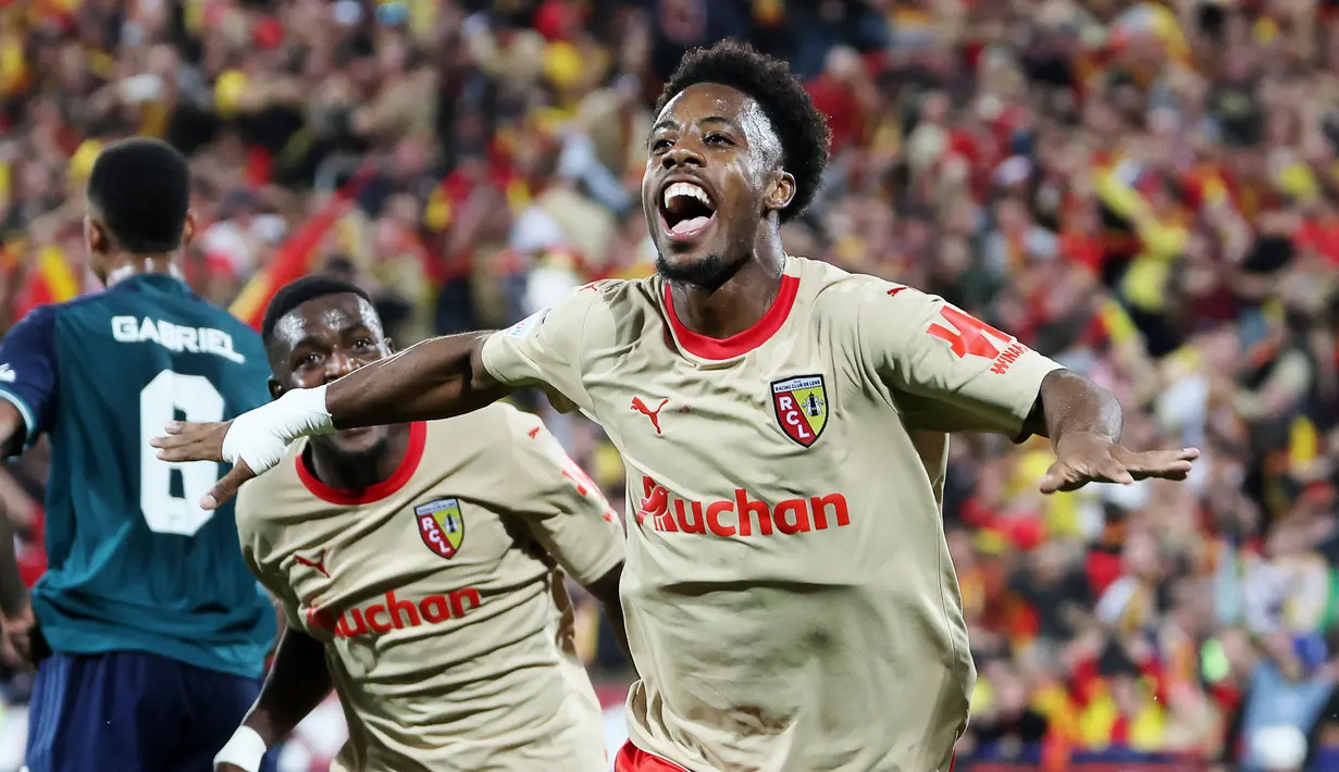 Pemain RC Lens, Elye Wahi, melakukan selebrasi setelah mencetak gol ke gawang Arsenal pada laga Liga Champions di Stade Bollaert-Delelis, Rabu (4/10/2023). Namun, Lens tampil pantang menyerah dan mampu membalikkan skor lewat aksi Adrien Thomasson dan Elye Wahi. (AFP/Denis Charlet)