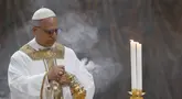 Foto yang diambil dan dibagikan pada tanggal 9 Mei 2025 oleh The Vatican Media ini menunjukkan Paus Leo XIV saat memimpin misa bersama para kardinal di Kapel Sistina, Vatikan. (Handout/Vatican Media/AFP)