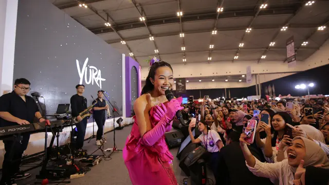 Yura Yunita di panggung Fimela Day 2023. [Foto: Daniel Kampua/Fimela]