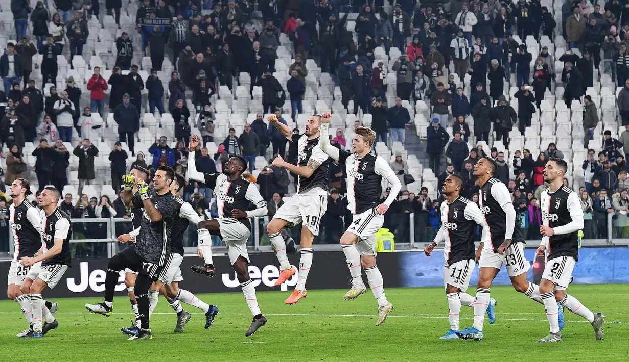 Para pemain Juventus berselebrasi usai bertanding melawan Udinese pada pertandingan lanjutan Liga Serie A Italia di Stadion Allianz di Turin (15/12/2019). Juventus menang 3-1 atas Udinese. (Alessandro Di Marco / ANSA via AP)