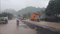 Kondisi Jalan Lintas Soekarno Hatta, Kecamatan Panjang, Bandar Lampung, masih digenangi air, pada Sabtu sore (18/1/2025). Foto : (Istimewa).