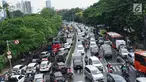 Kendaraan terjebak kemacetan saat melintas di sekitar TPU Karet Bivak, Jakarta, Sabtu (4/5). Ramainya warga yang berziarah jelang Ramadan menimbulkan kemacetan di kawasan tersebut akibat banyak parkir liar serta warga yang berlalu lalang. (Liputan6.com/Immanuel Antonius)