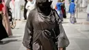 Aurel Hermansyah juga mengenakan cadar saat Umrah, yang dipadukan dengan abaya dan outer waena hitam. [@aurelie.hermansyah]