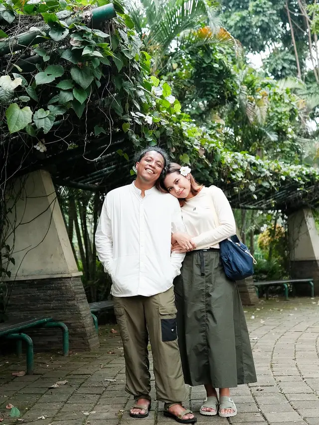5 Potret Double Date Arie Kriting dan Mamat Alkatiri, Kompak Bareng Istri