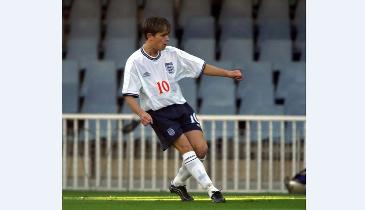 Tampil apik bersama Aston Villa pada musim 1998-99, Lee Hendrie dipanggil pelatih Glenn Hoddle untuk memperkuat Timnas Inggris. Pemain yang pernah bermain di IPL ini hanya sebagai pemain pengganti saat melawan Timnas Republik Ceska. (www.squawka.com)