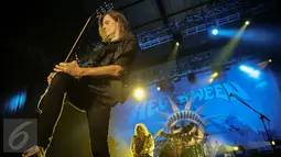 Aksi gitaris band power metal Helloween di panggung Hall Basket Senayan, Jakarta Pusat, Kamis (22/10/2015). Penampilan Helloween di Jakarta merupakan bagian dari tur Helloween My God-Given Right Tour 2015. (Liputan6.com/Faizal Fanani)