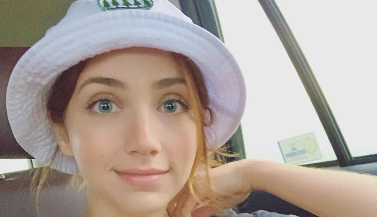 Bila diperhatikan sekilas, Emily Rudd memang memiliki garis wajah yang mirip dengan Nami. Ia dinilai sangat cocok perankan Nami versi live action. Kini komentar di foto Instagramnya penuh dengan sebutan Nami oleh para penggemar One Piece yang tak sabar menantikan akting dari Emily sebagai Nami. (Liputan6.com/IG/@emilysteaparty)