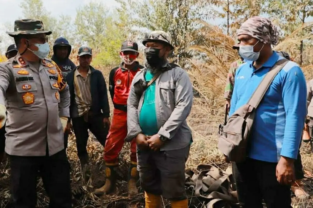 Kapolda Riau Irjen Agung Setya Imam Effendi berbincang dengan petugas pemadam karhutla.