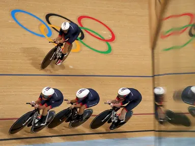 Tim putri Inggris Raya beraksi dalam kualifikasi nomor Team Pursuit Olimpiade Rio di Rio Olympic Velodrome, Rio de Janeiro, Brasil, (11/8/2016). (Reuters/Matthew Childs)