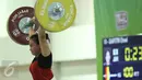 Lifter Jabar, Dewi Safitri saat mengangkat beban di kelas 53 kg PON XIX Jabar di Gelora Sabilulungan, Kab Bandung, Selasa (20/9). Dewi Safitri meraih perak dengan total angkatan 184 Kg. (Liputan6.com/Helmi Fithriansyah)