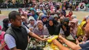Warga mengantri untuk membeli beras Stabilisasi Pasokan dan Harga Pangan (SPHP) di Pinang, Kota Tangerang, Banten, Selasa (20/2/2024). (Liputan6.com/Angga Yuniar)