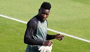 Andre Onana mengalami cedera di laga Kamerun vs Mauritius pada Kualifikasi Piala Dunia 2026. Kiper utama Setan Merah yang tampil sebagai starter itu kemudian digantikan oleh Fabrice Ondoa pada menit ke-81 karena otot pahanya bermasalah. (AFP/Issouf Sanogo)