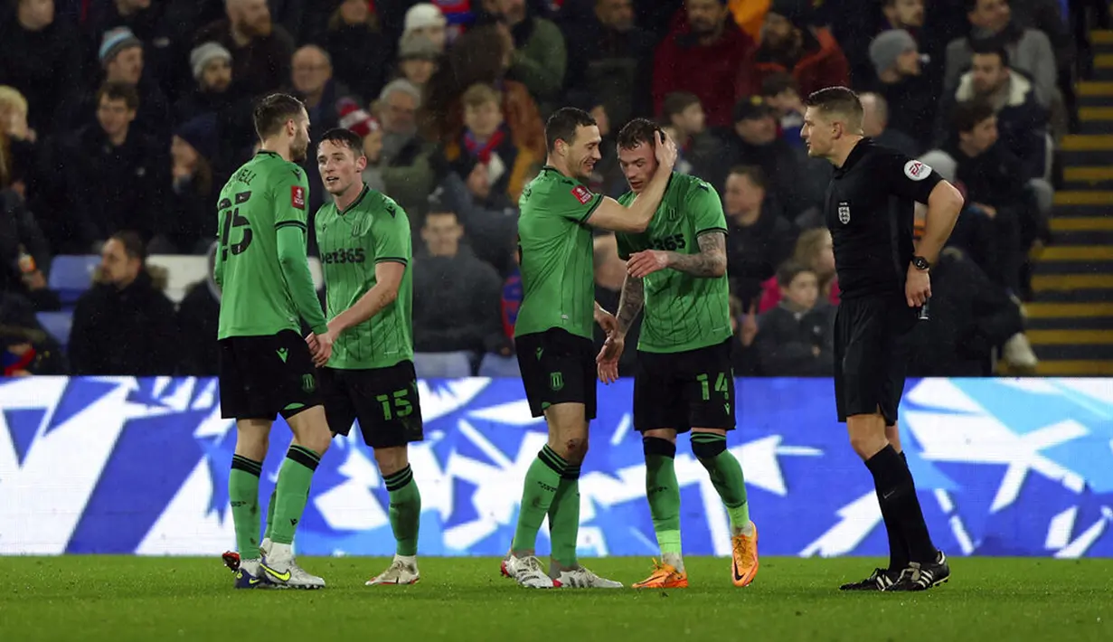 Pemain Stoke City Josh Tymon (kedua kanan) merayakan dengan rekan satu timnya setelah mencetak gol ke gawang Crystal Palace pada pertandingan putaran kelima Piala FA di Selhurst Park, London, Inggris, 1 Maret 2022. Crystal Palace menang 2-1. (AP Photo/Ian Walton)