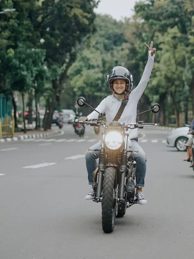6 Potret Gaya Seleb Wanita saat Naik Moge, Olla Ramlan Curi Perhatian