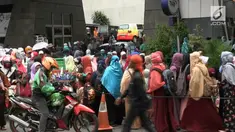 Massa aksi 299 mulai berdatangan ke lokasi demo di kawasan Senayan Jakarta Pusat.