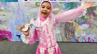 Penulis terkenal Ippho Santosa sedang berbahagia. Salah satu putrinya, Medina Khaira Fastabiqa berjaya Thailand Open Figure Skating Trophy di Bangkok. (Foto: Dok. Koleksi Pribadi Astrid Suhaimi)