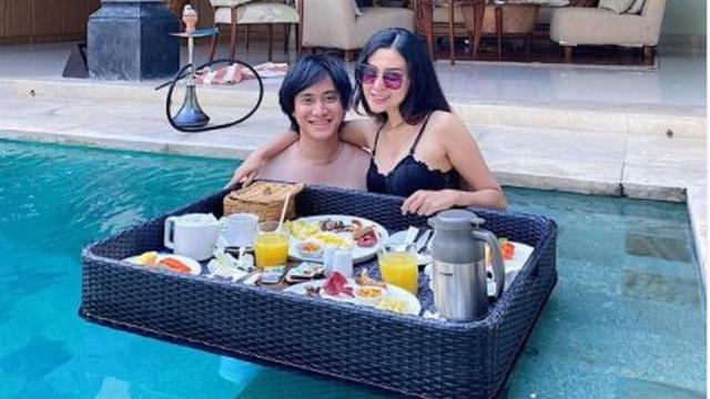Gaya Kevin Aprilio Ikutan Tren Floating Breakfast