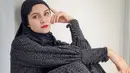 Zee Zee Shahab juga menjadi sorotan karena penampilannya yang terlihat begitu awet muda. Ibu dari dua orang anak ini malah terlihat seperti ABG. Gaya berbusana wanita 34 tahun ini pun selalu kece. (Liputan6.com/IG/@zeezeeshahab)