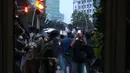 Kondisi Pos Polisi yang dirusak massa di kawasan Gondangdia, Jakarta, Kamis (8/10/2020). Aksi anarkis massa dilakukan saat berunjuk rasa menentang disahkan Omnibus Law UU Cipta Kerja. (Liputan6.com/Helmi Fithriansyah)