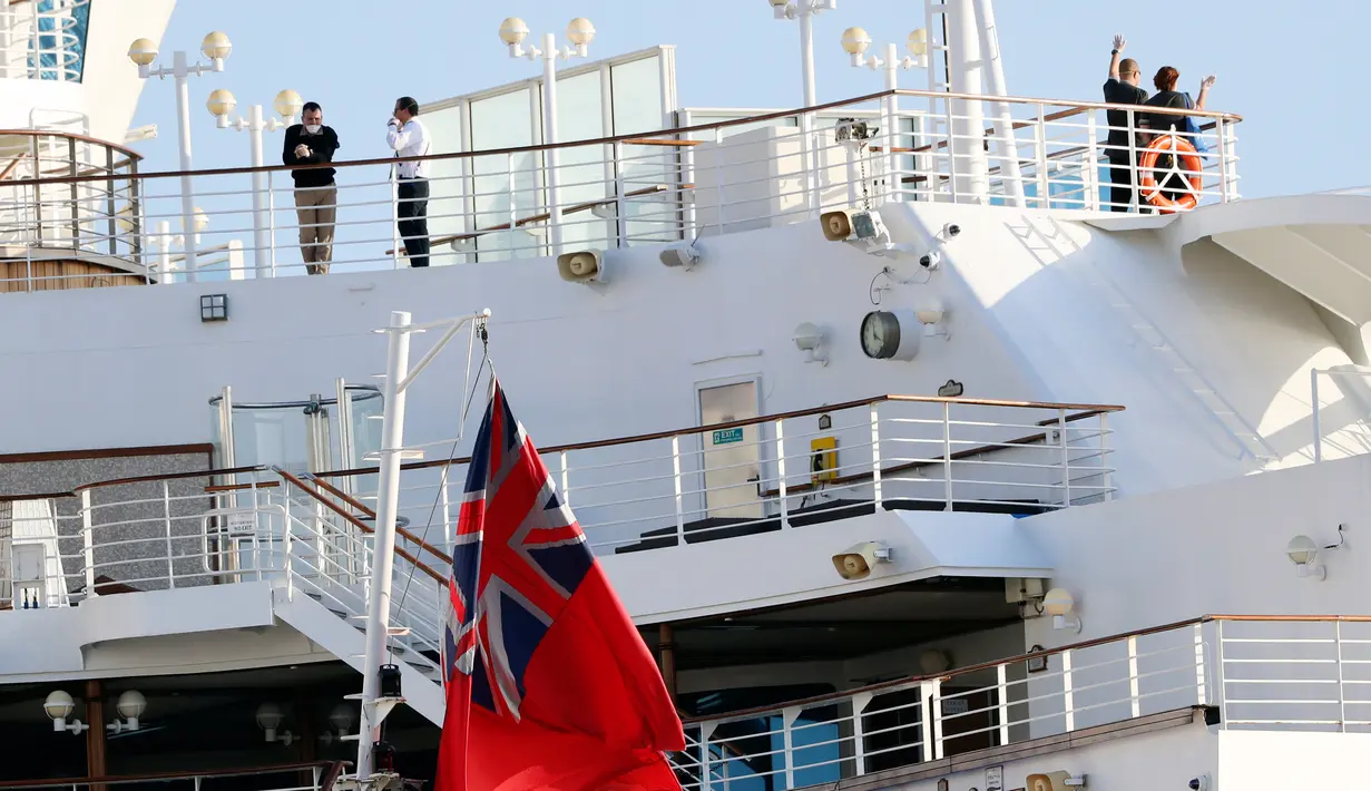 Orang-orang berdiri di geladak kapal pesiar Diamond Princess yang dikarantina di Yokohama, Jepang, Jumat (21/2/2020). Sebanyak 74 WNI berada dalam kapal pesiar Diamond Princess, empat di antaranya positif terjangkit virus corona (COVID-19). (AP Photo/Eugene Hoshiko)