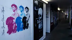 Seniman jalanan Pegasus menciptakan mural bergambar musisi asal Inggris, George Michael, di London, 29 Desember 2016. Gambar itu menampilkan George Michael mencengkram jaket dan terdapat tulisan 'Never Gonna Dancer Again'. (REUTERS/Stefan Wermuth)