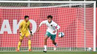Pemain Timnas Indonesia U-17, Welber Jardim (kanan), menggiring bola saat melawan Eintracht Frankfurt U-19 dalam laga uji coba di Jerman, Minggu (8/10/2023). Jardim merupakan pemain muda Sao Paulo keturunan Indonesia-Brasil. (Dok.PSSI)