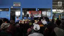 Kasubdit Binmas Air Korpolairud Baharkam Polri Kombes Oka Eswara memberikan sambutan saat deklarasi nelayan menolak hoax di Tempat Pelelangan Ikan (TPI) Cilincing, Jakarta Utara, Kamis (15/3). (Merdeka.com/Iqbal S. Nugroho)