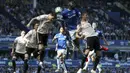 Bek Everton, Kurt Zouma, duel udara dengan bek Manchester United, Victor Lindelof, pada laga Premier League di Goodison Park, Minggu (21/4). Everton menang 4-0 atas Manchester United. (AP/Martin Rickett)