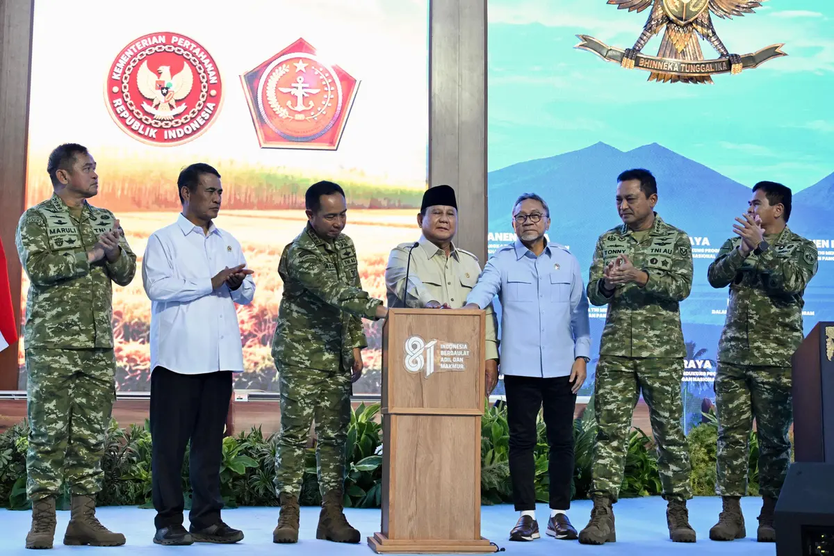 Presiden Prabowo Subianto (empat dari kanan) saat memimpin Panen Raya TNI di Lanud Abdulrachman Saleh, Kabupaten Malang, Jawa Timur, Jumat (17/7/2026) (Biro Pers)