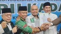 Anggota Dewan Syuro DPP PKB, KH Syihabuddin Ahmad bersama pengurus DPC PKB Kota Depok menyerahkan SK kepada Supian Suri dan Chandra Rahmansyah di Kantor DPC PKB Depok. (Liputan6.com/Dicky Agung Prihanto)