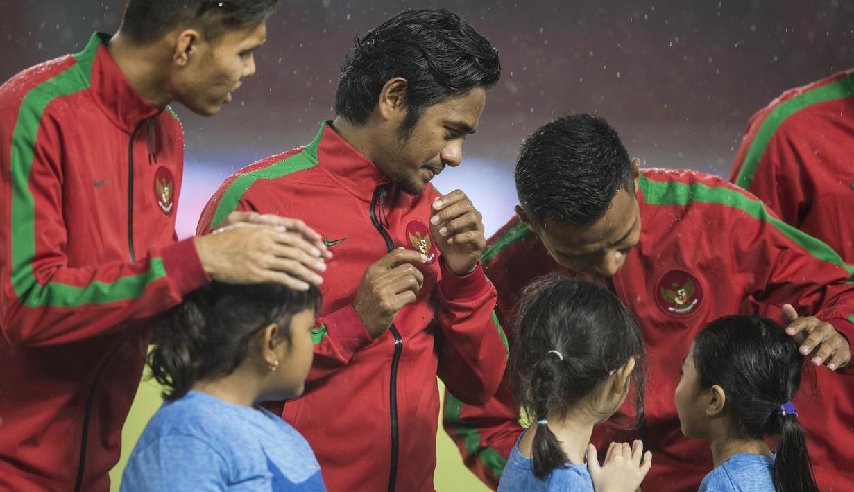 Para pemain Timnas Indonesia berbincang dengan anak-anak saat akan melawan Islandia pada laga persahabatan di SUGBK, Jakarta, Minggu (14/1/2018). Timnas Indonesia kalah 1-4 dari Islandia. (Bola.com/Vitalis Yogi Trisna)