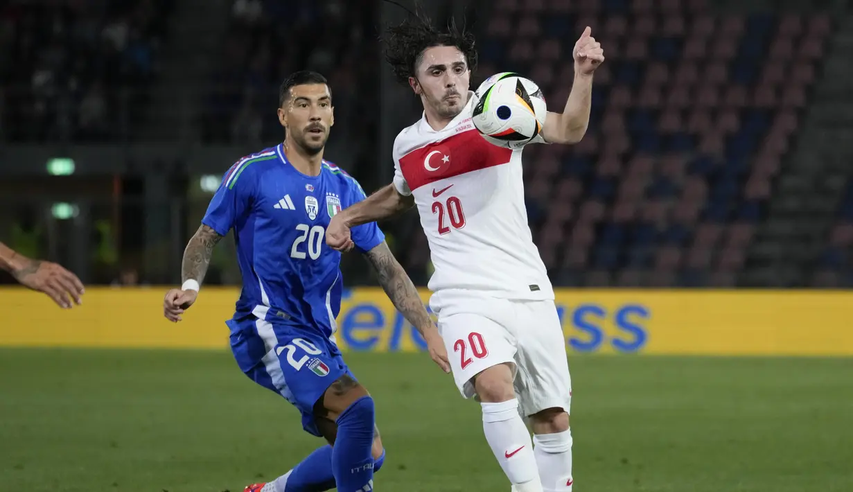 Italia harus puas bermain imbang 0-0 saat menjamu Turki.  (Foto AP/Antonio Calanni)