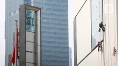 Pekerja membersihkan gedung di kawasan Thamrin, Jakarta, Rabu (21/10/2020). Berdasarkan data BPJamsostek, angka klaim kecelakaan kerja pada semester I 2020 dari Januari sampai Juni 2020 meningkat 128 persen atau naik dari sebelumnya 85.109 kasus menjadi 108.573 kasus. (Liputan6.com/Faizal Fanani)