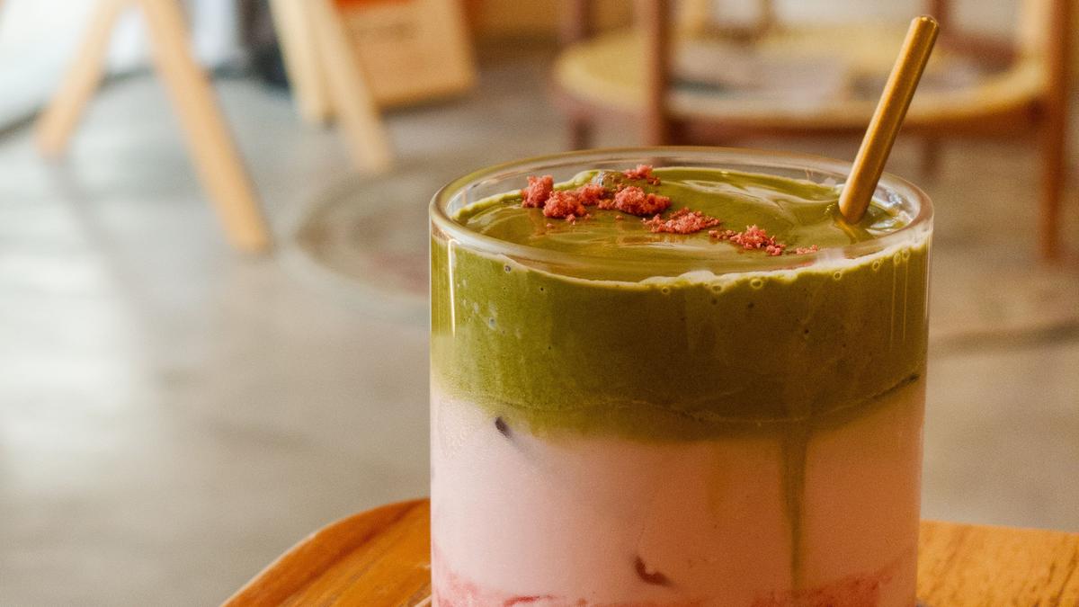 Resep Matcha Strawberry Latte, Minuman Viral dengan Perpaduan Warna yang Cantik