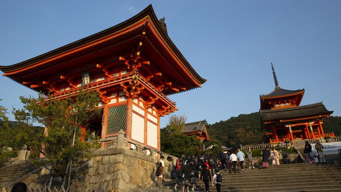 Wisatawan mengunjungi kuil Buddha Kiyomizu-dera di Kyoto, Jepang (31/10/2019). Kuil ini adalah situs Warisan Dunia UNESCO dan salah satu tempat wisata paling terkenal di Kyoto. (AP Photo / Aaron Favila)