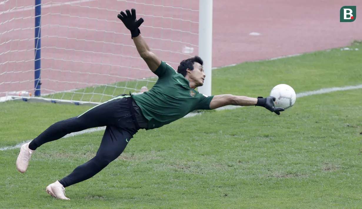 Kiper Timnas Indonesia, Muhammad Ridho, saat mengikuti sesi latihan di Stadion Wibawa Mukti, Jawa Barat, Sabtu (3/11). Latihan ini merupakan persiapan jelang Piala AFF 2018. (Bola.com/M Iqbal Ichsan)