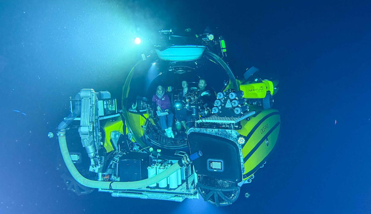 Foto yang diambil pada 9 Januari 2026 menunjukkan para ilmuwan Indonesia di dalam kapal selam Neptune milik OceanX, berada ratusan meter di bawah permukaan laut, di lepas pantai pulau Sulawesi. OceanX dan Badan Riset dan Inovasi Nasional (BRIN) baru saja menyelesaikan misi penelitian laut dalam di perairan Sulawesi. (Sara HUSSEIN/AFP)