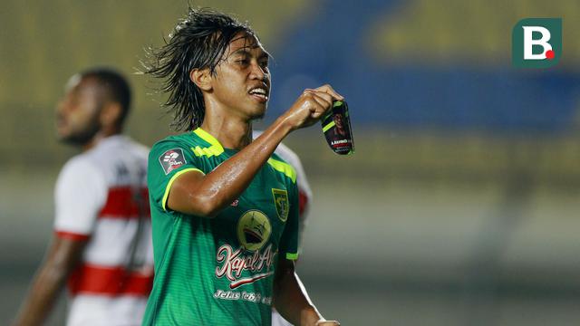 FOTO: Persebaya Surabaya Unggul 1-0 atas Madura United di Babak Pertama - Ady Setiawan